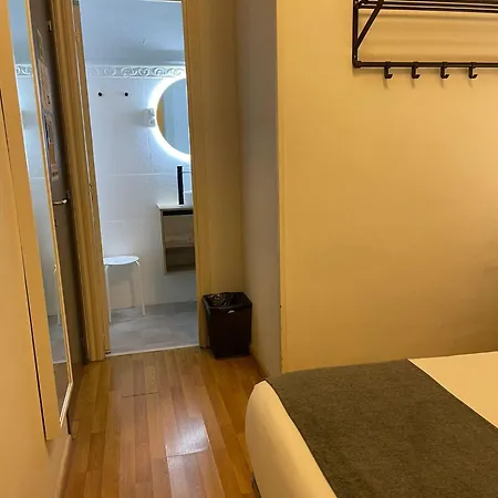 El Ninot Hostel *